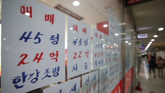 부동산 시장 전문가들은 1년 뒤 서울 집값이 더 오를 것으로 예상했다. 사진은 서울의 한 공인중개업소 전경.<연합뉴스>